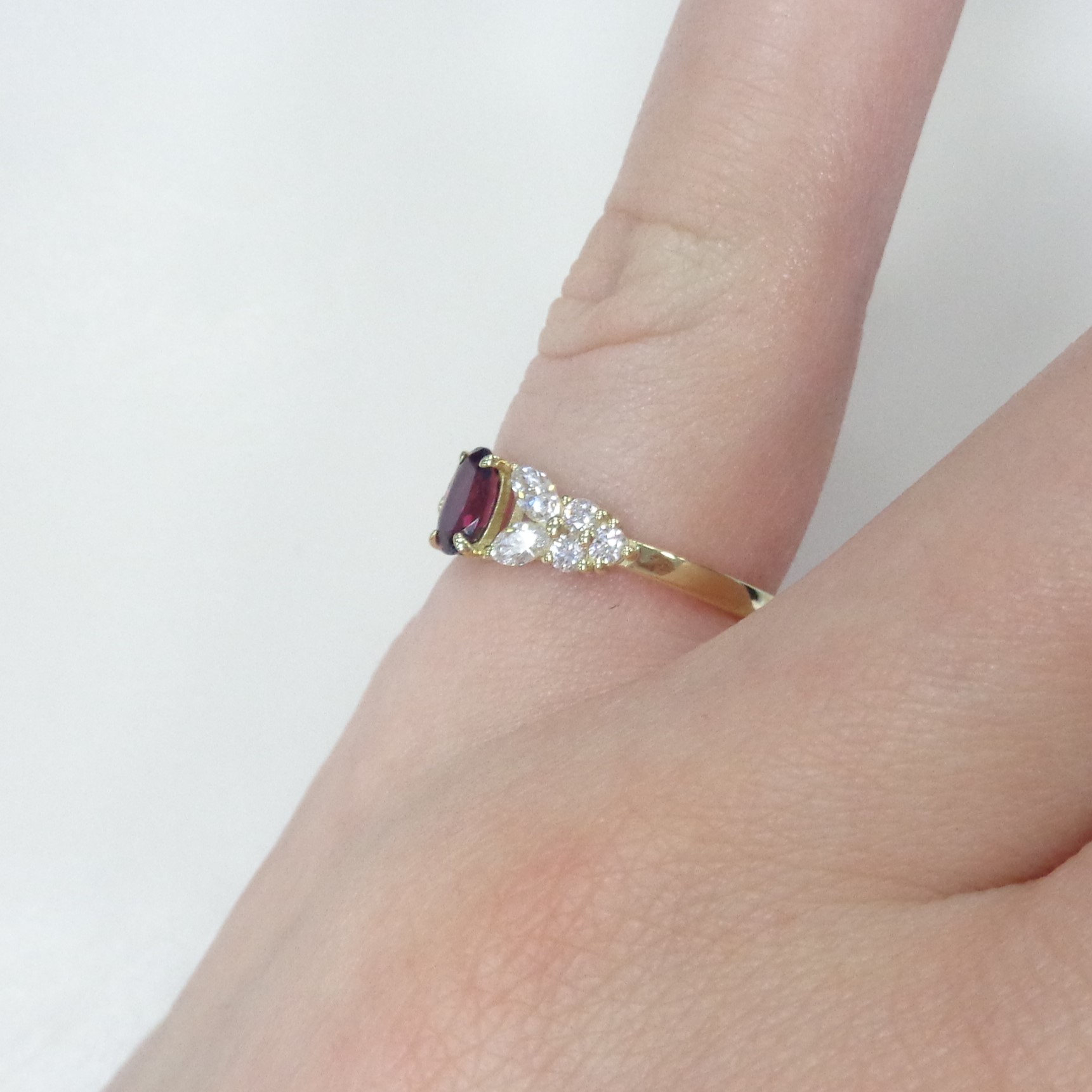 Кольцо из желтого золота с красной шпинелью